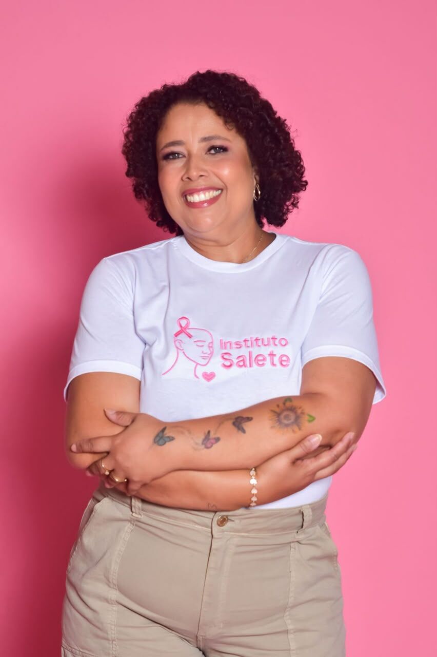 Mulher sorrindo com camiseta do Instituto Salete