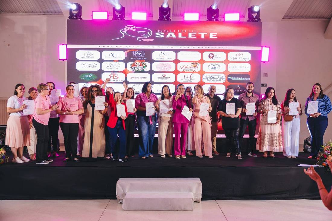 Apoiadores no palco com os certificados em mãos