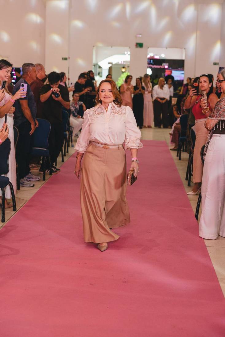Mulher caminhando pela passarela