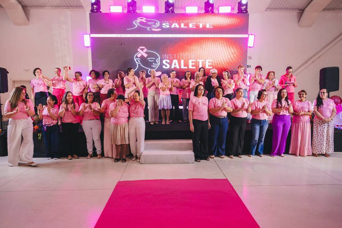 Vista ampla do palco com a passarela rosa à frente
