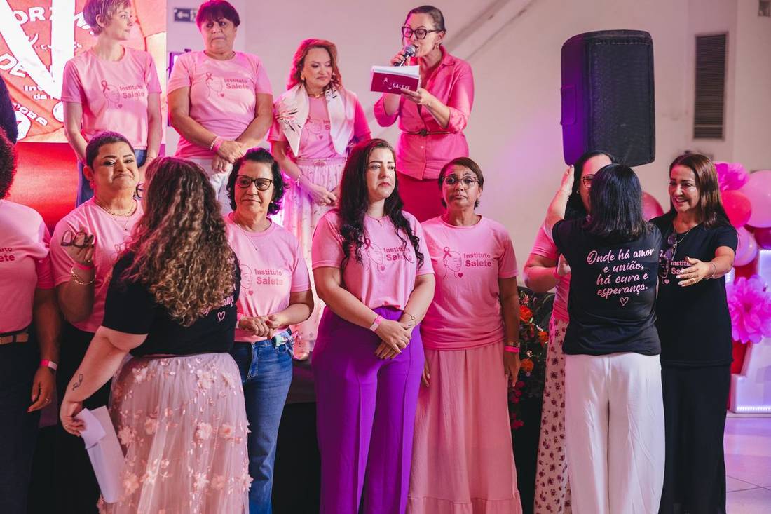 Abraço entre mulheres no palco