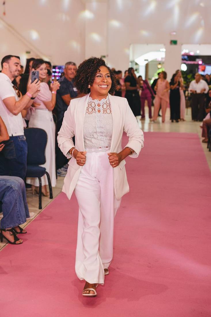 Mulher desfilando com blazer claro