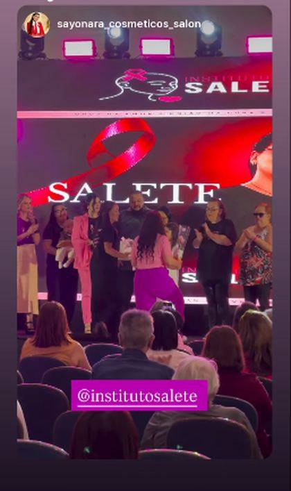 Story republicado mostrando o palco com o nome Salete no telão