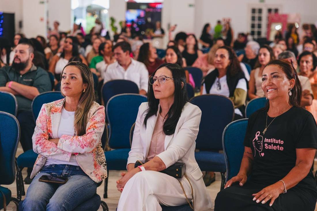 Plateia lotada acompanhando a abertura do evento