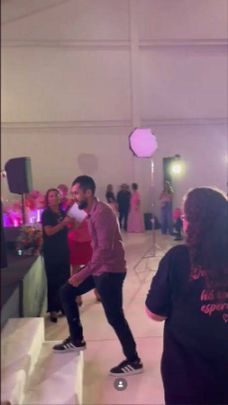 Apresentação musical ao vivo durante o evento, vista da plateia