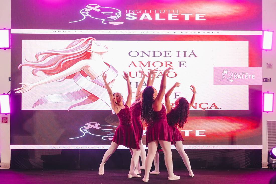 Bailarinas do Ballet Aprendizarte se apresentando diante do telão