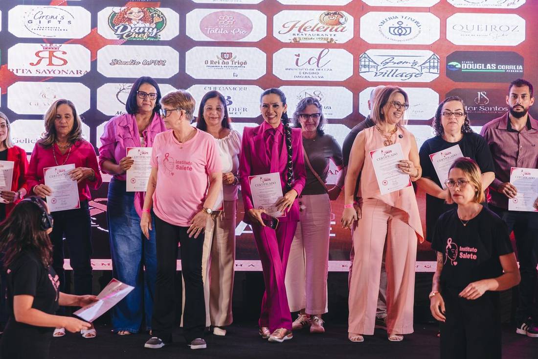 Entrega dos certificados diante do painel de apoiadores