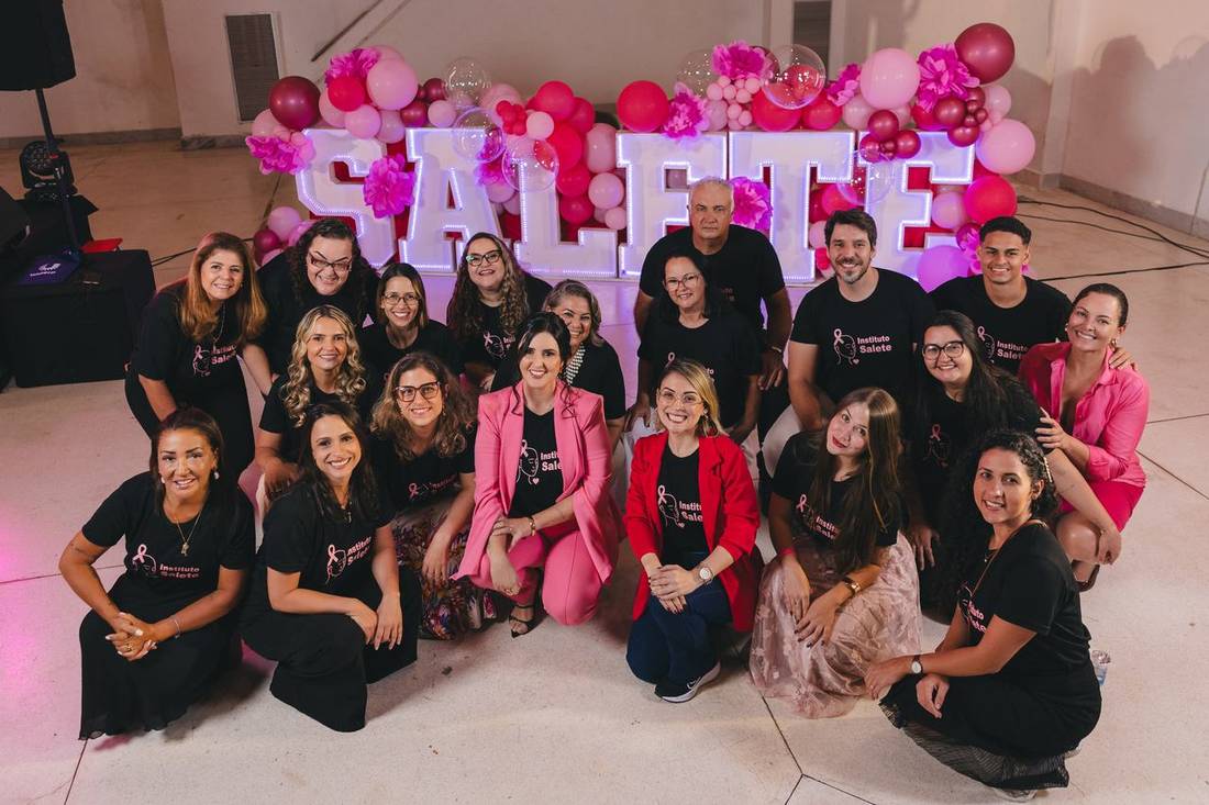 Equipe do Instituto reunida junto às letras SALETE