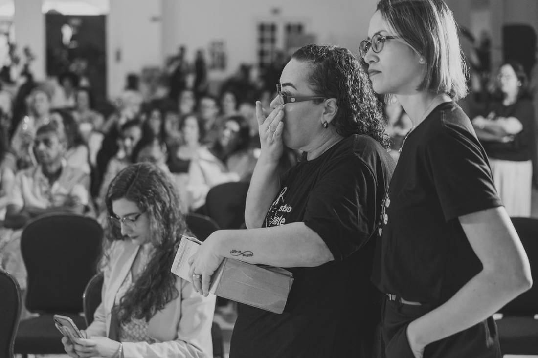 Momento de emoção na plateia, em preto e branco