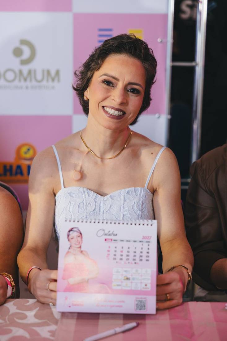 Mulher segurando o Calendário 2027 aberto na sua página