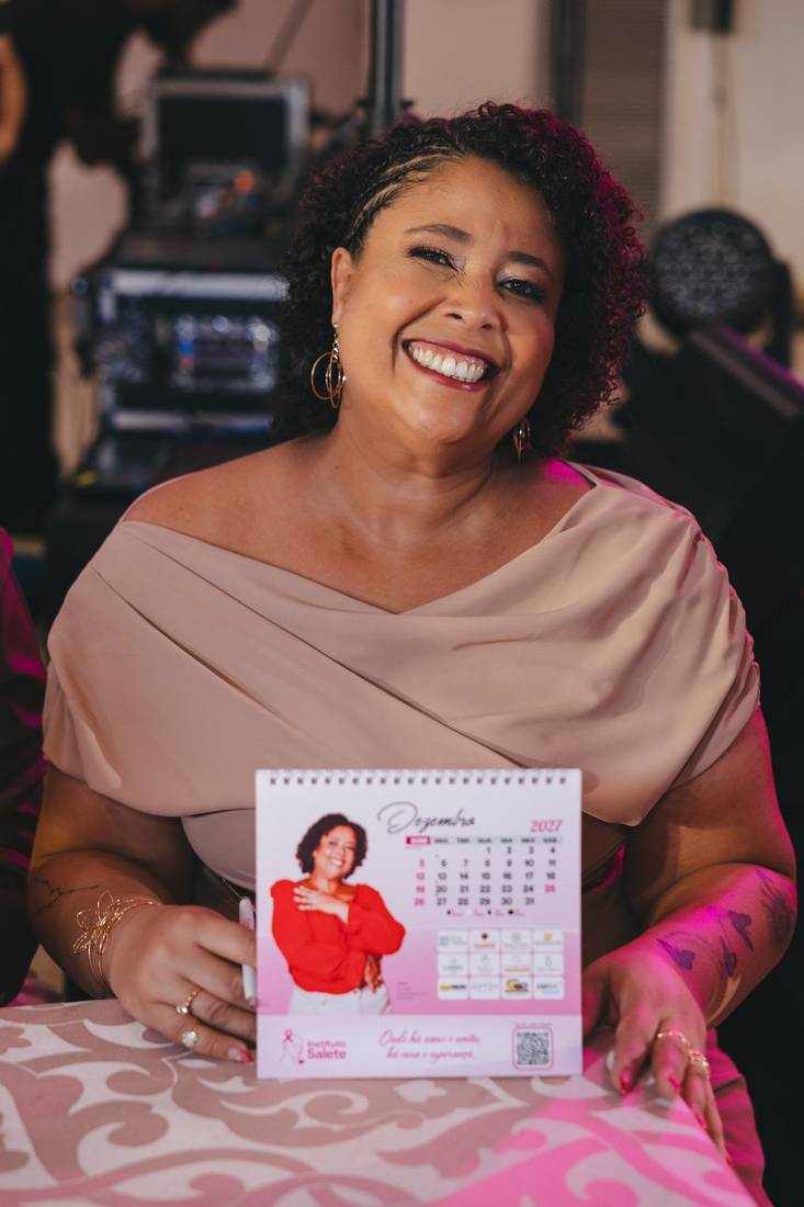 Mulher segurando o Calendário 2027 aberto